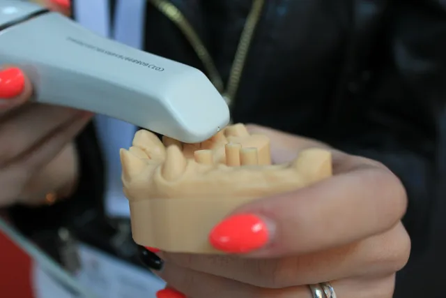 Scanner intraoral sobre um modelo de arcada